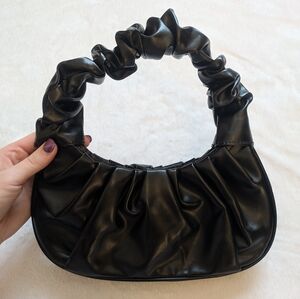 Scrunchy shoulder bag ☁️🖤